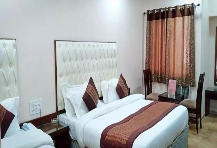 Hotelli Prime Cashew & Paradise International Walking Distance Railway Station