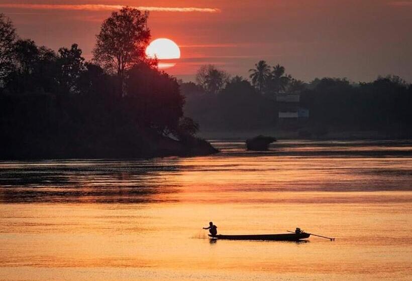 هتل Queens Backpackers Hostel