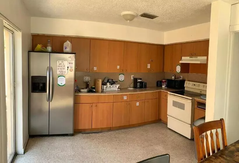 پانسیون Miami House 2