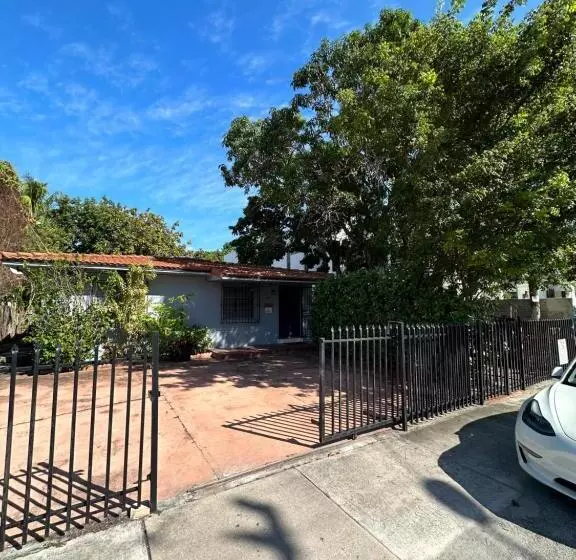 پانسیون Miami House 2