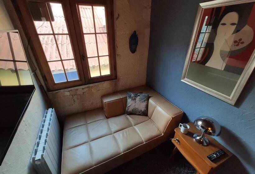 تختخواب و صبحانه At Home In Arles