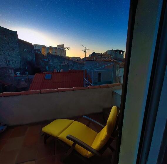 تختخواب و صبحانه At Home In Arles