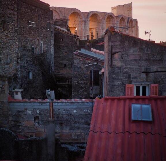 تختخواب و صبحانه At Home In Arles