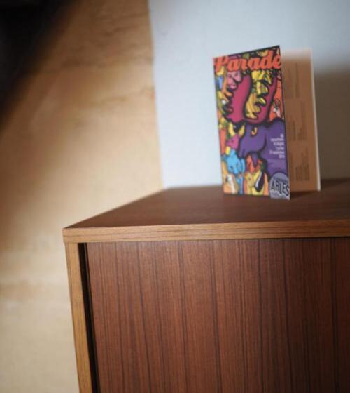 تختخواب و صبحانه At Home In Arles