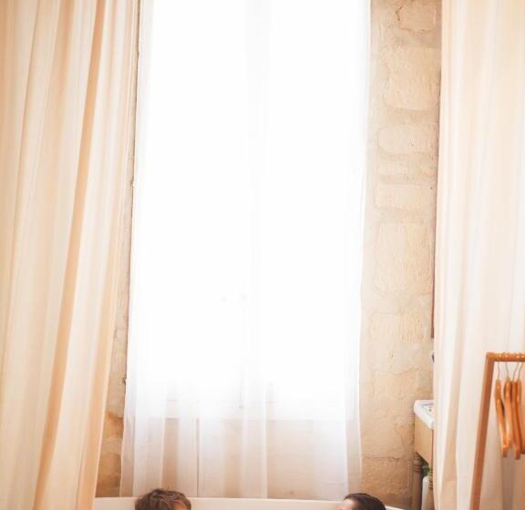 تختخواب و صبحانه At Home In Arles