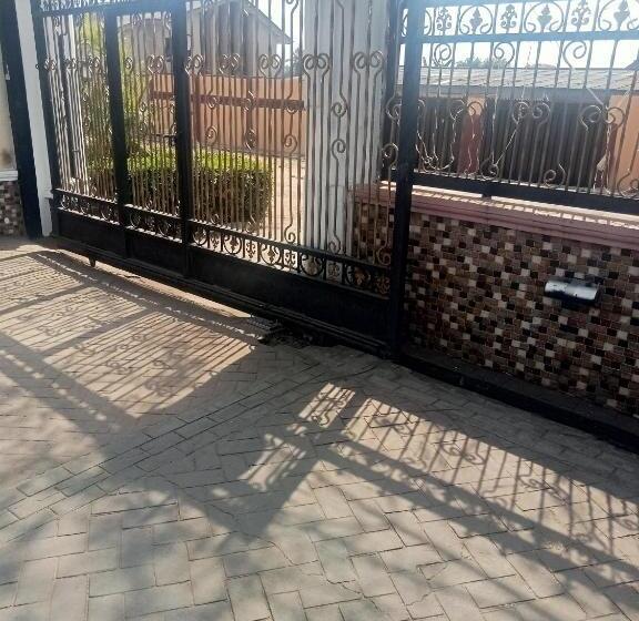 هتل Crystal Suites