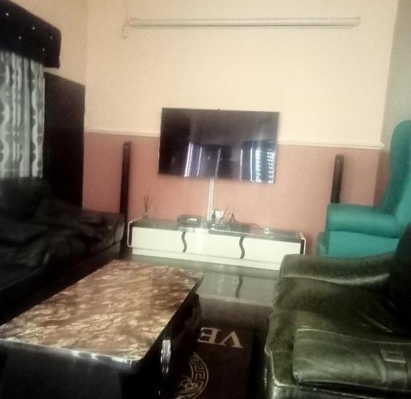 هتل Crystal Suites