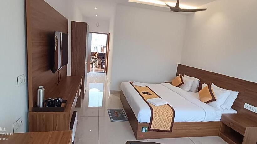 فندق Skylark Holidays Premium