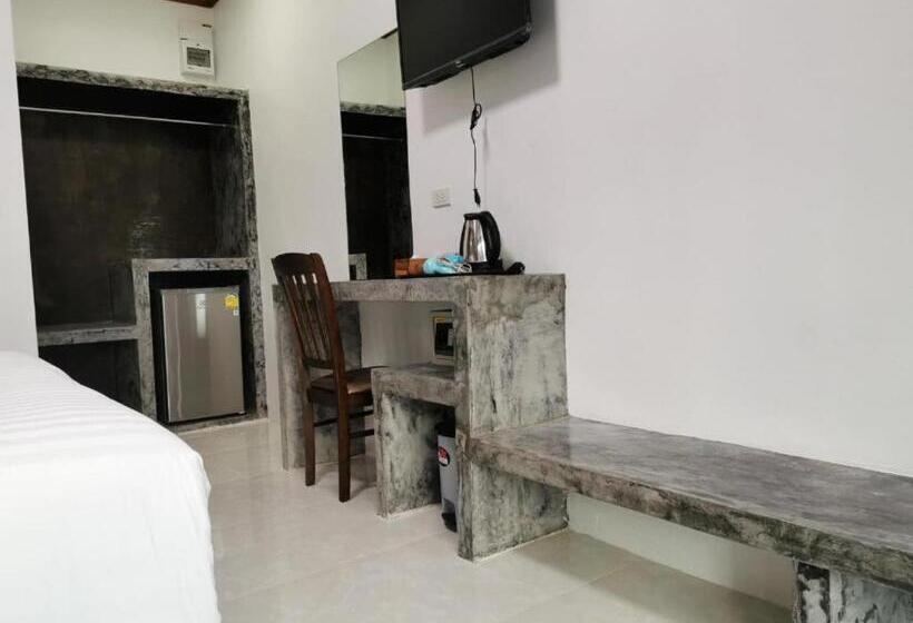 Lanta Long Beach Hostel