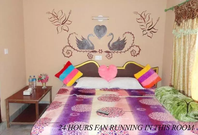 پانسیون Nikunj Safari Guest House Sauraha  A Place Where You Can Book Jungle Wildlife Safari