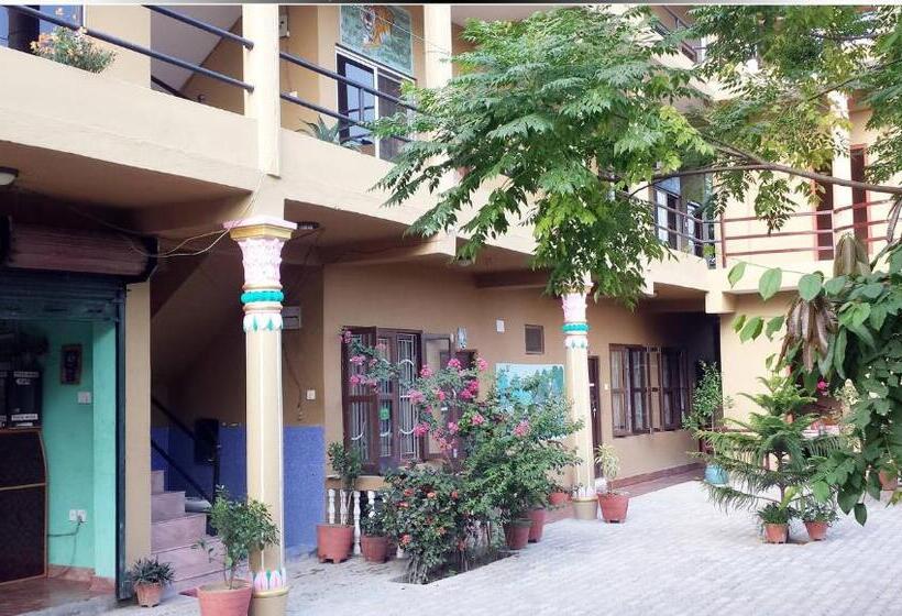 پانسیون Nikunj Safari Guest House Sauraha  A Place Where You Can Book Jungle Wildlife Safari