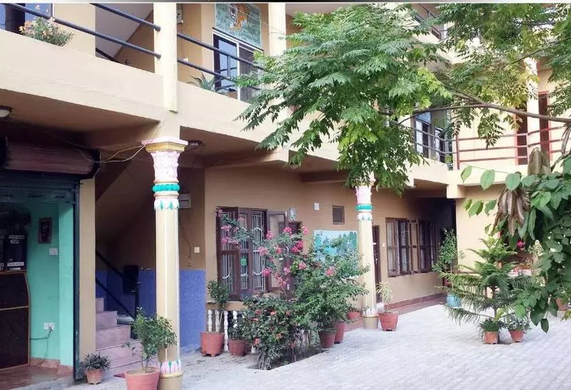 پانسیون Nikunj Safari Guest House Sauraha  A Place Where You Can Book Jungle Wildlife Safari