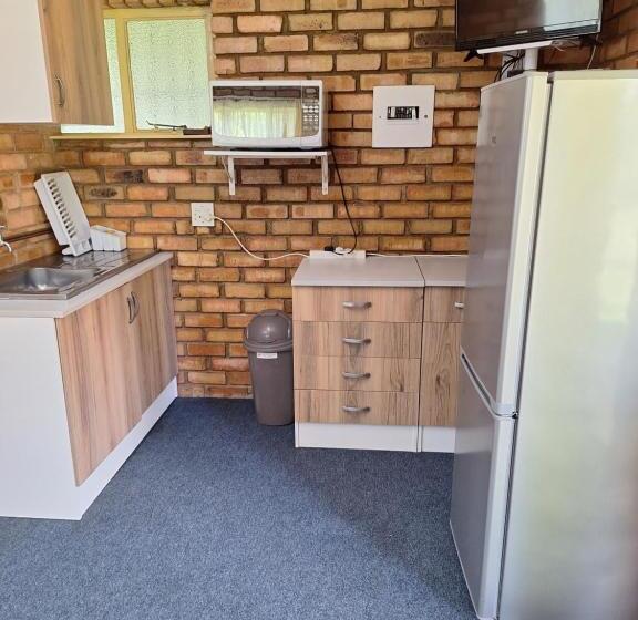 پانسیون Woodpecker Bachelor Cottage