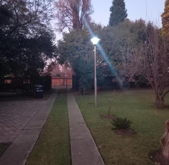 پانسیون Woodpecker Bachelor Cottage