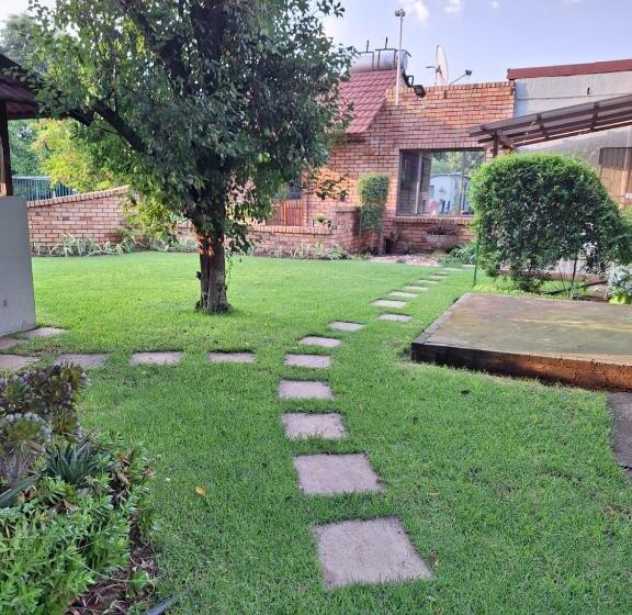 پانسیون Woodpecker Bachelor Cottage