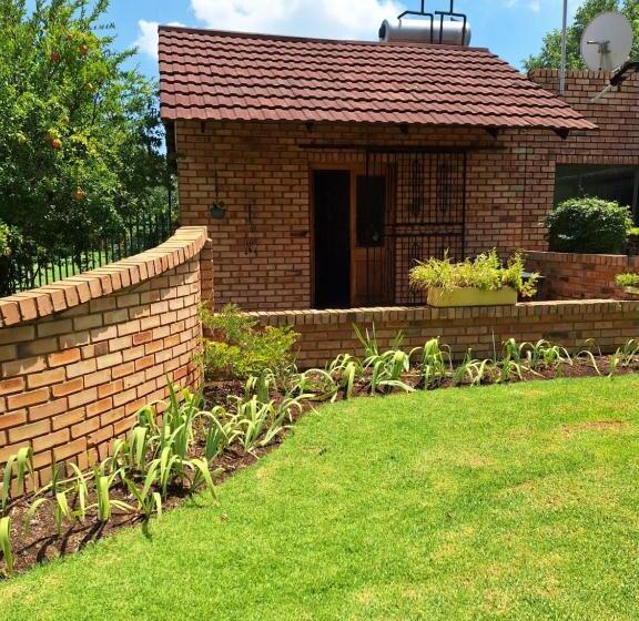 پانسیون Woodpecker Bachelor Cottage