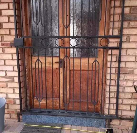 Majatalo Woodpecker Bachelor Cottage