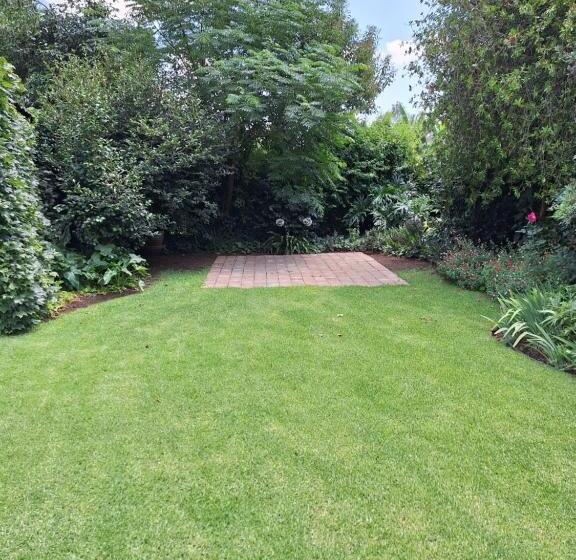 پانسیون Woodpecker Bachelor Cottage