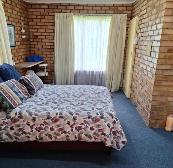 پانسیون Woodpecker Bachelor Cottage