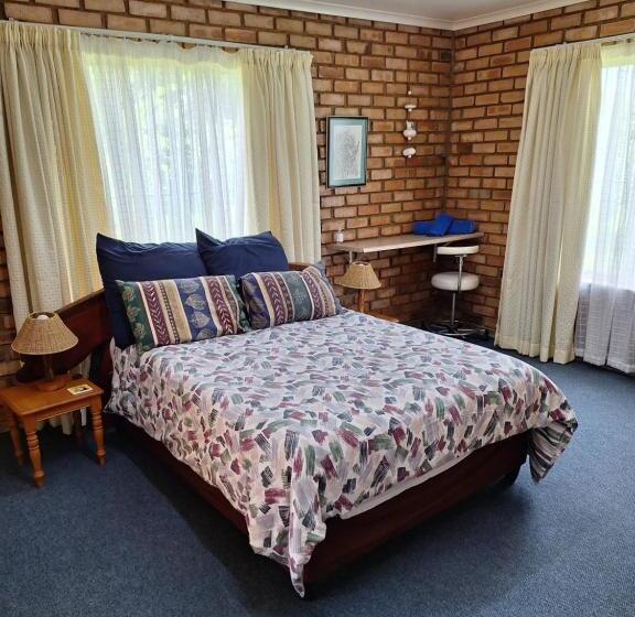 پانسیون Woodpecker Bachelor Cottage