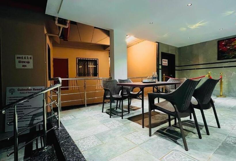 ホテル Gulmohar Resort & Spa