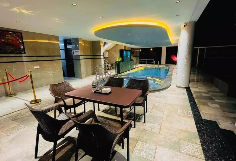 Hotelli Gulmohar Resort & Spa