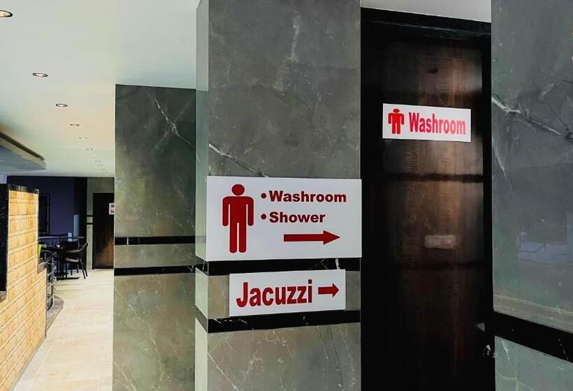 ホテル Gulmohar Resort & Spa