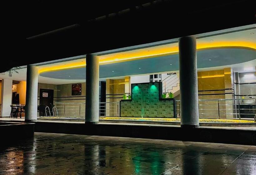 ホテル Gulmohar Resort & Spa