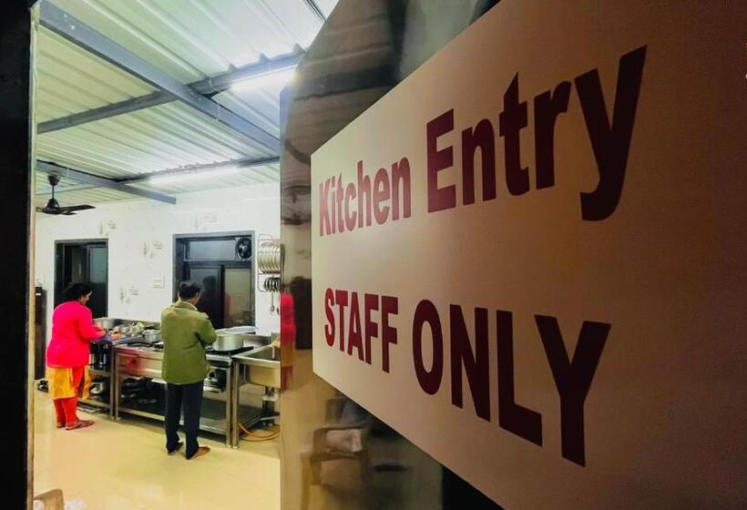 ホテル Gulmohar Resort & Spa