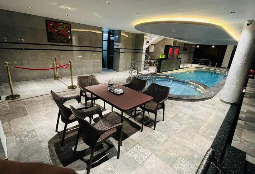 ホテル Gulmohar Resort & Spa