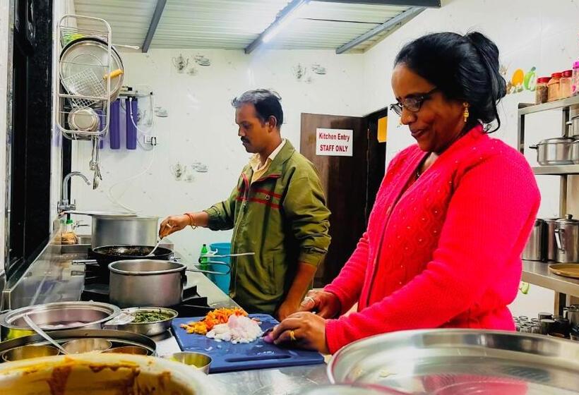 ホテル Gulmohar Resort & Spa