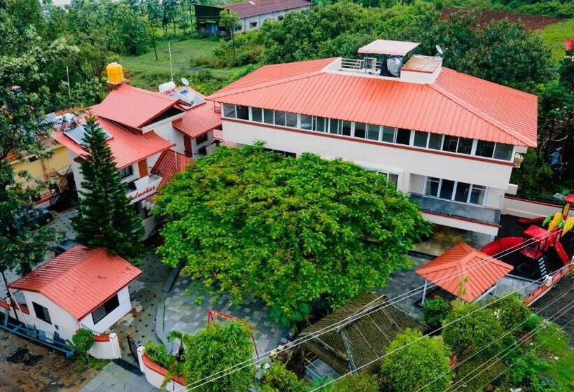 ホテル Gulmohar Resort & Spa