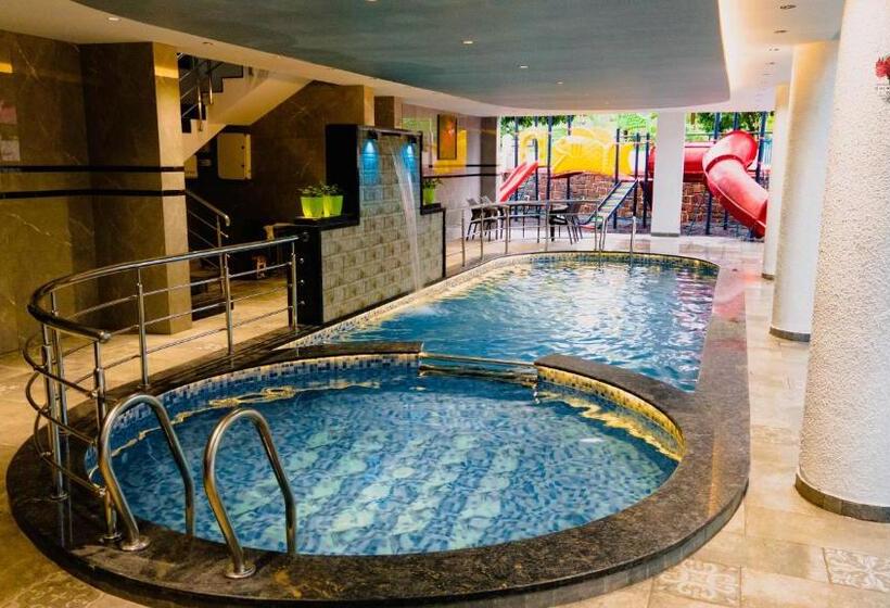 ホテル Gulmohar Resort & Spa