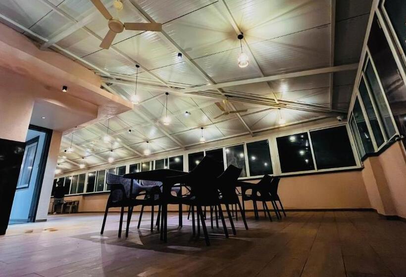 ホテル Gulmohar Resort & Spa