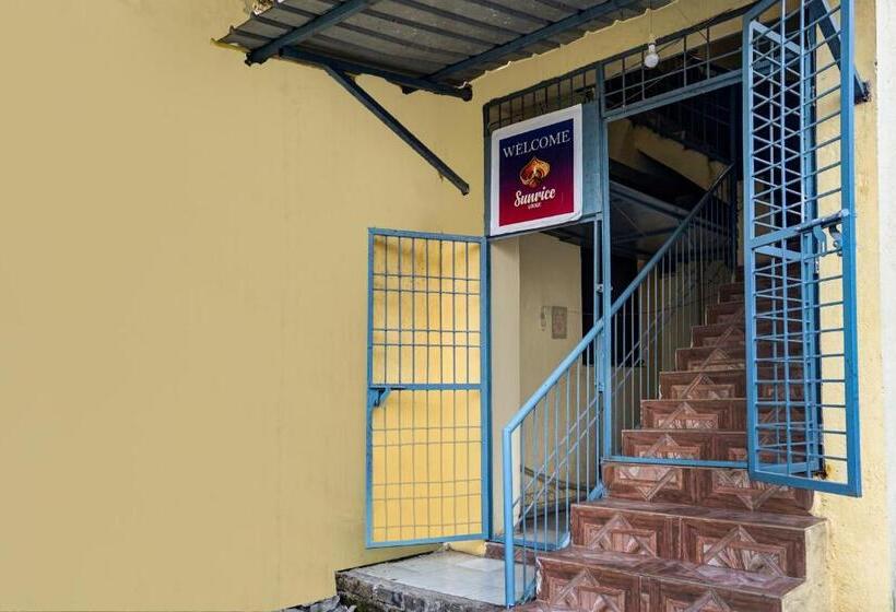 Oyo 82081 Hotel Sunrise