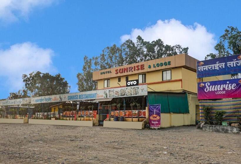 Oyo 82081 Hotel Sunrise