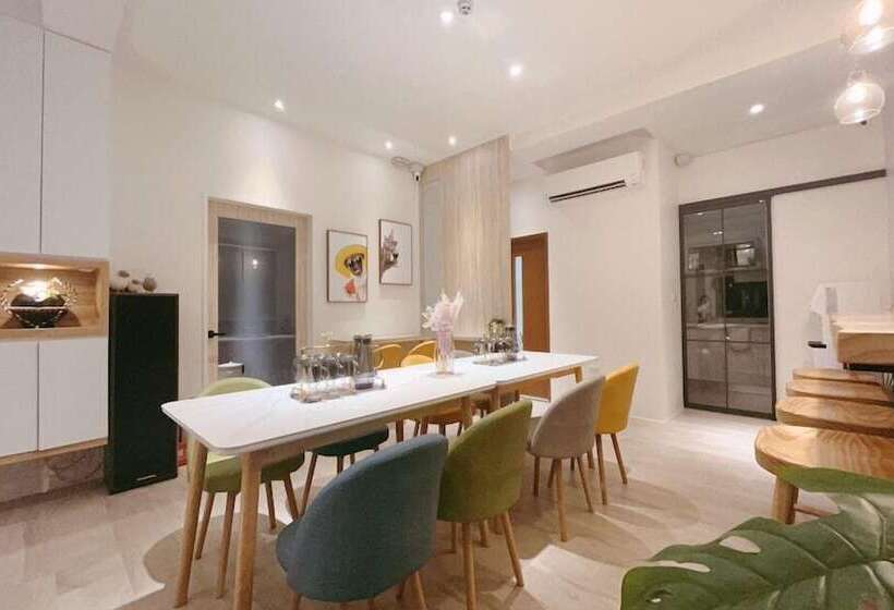 تختخواب و صبحانه House In Field