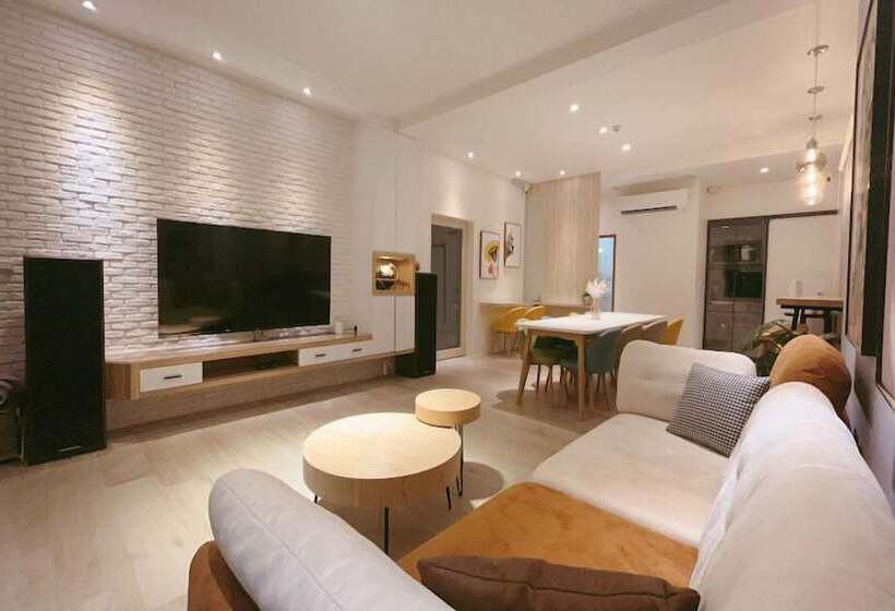 تختخواب و صبحانه House In Field