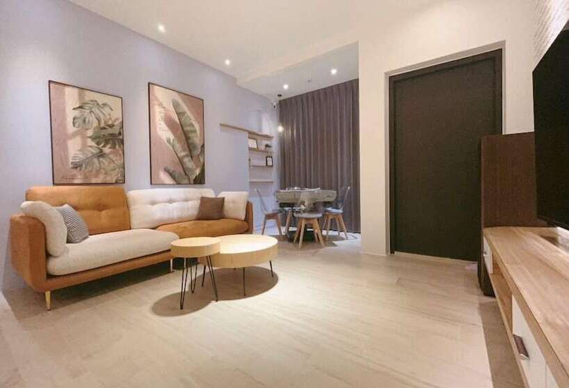 تختخواب و صبحانه House In Field