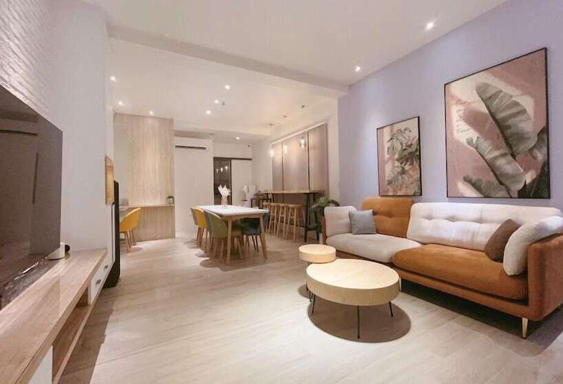 تختخواب و صبحانه House In Field