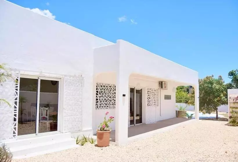 تختخواب و صبحانه Mykolodge Majunga