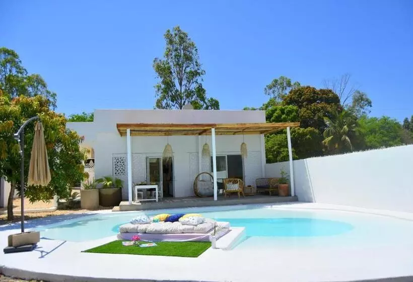 تختخواب و صبحانه Mykolodge Majunga