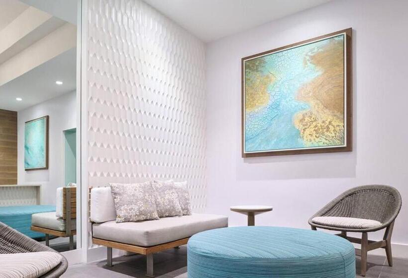 High Floor Luxury Oceanfront At Waikiki Beach Tower