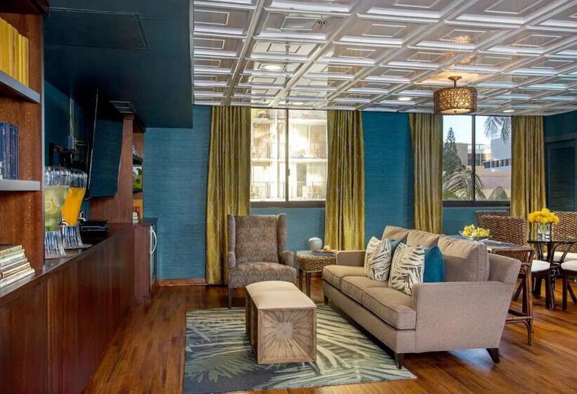 High Floor Luxury Oceanfront At Waikiki Beach Tower