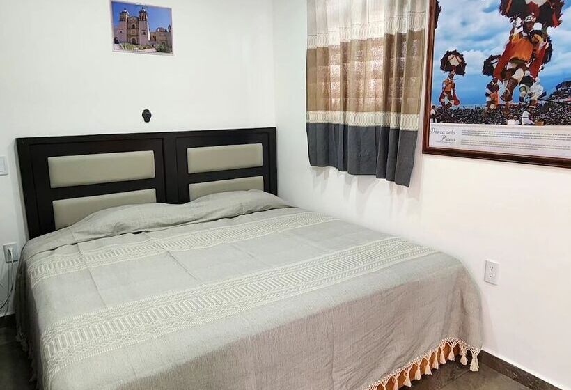 Hostal Guelaguetza Danza De La Pluma