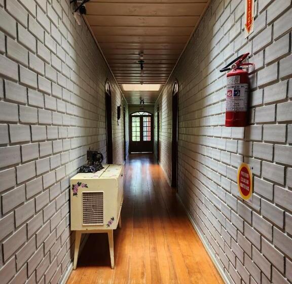 簡易ホテル Pousada água Santa