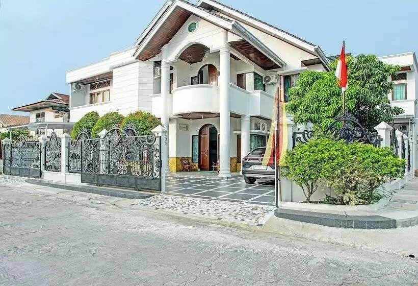 ホテル Capital O 92990 Nena Kostel Syariah