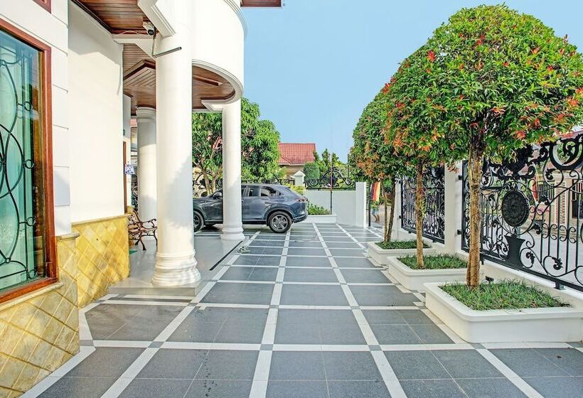 בית מלון כפרי Capital O 92990 Nena Kostel Syariah