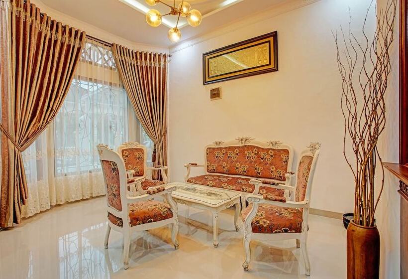 בית מלון כפרי Capital O 92990 Nena Kostel Syariah