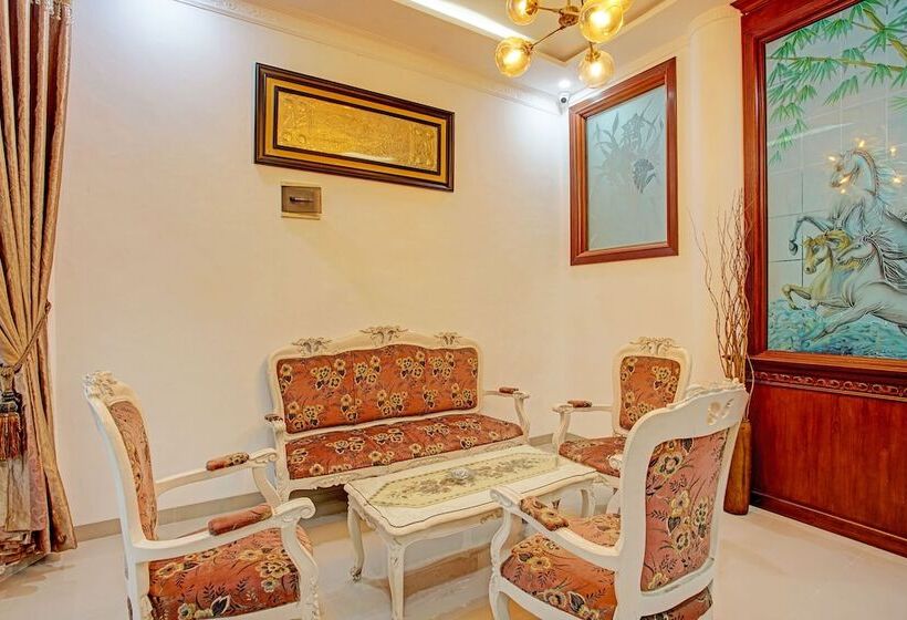 בית מלון כפרי Capital O 92990 Nena Kostel Syariah